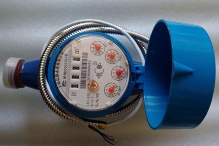 無線遠(yuǎn)傳水表是如何進行數(shù)據(jù)采集傳輸?shù)模?/></p><p>　　當(dāng)水流入水表后，會沿著葉輪盒底部進水孔進入到計量機構(gòu)，水流會推動葉輪旋轉(zhuǎn)，然后由葉輪盒上部出水孔的位置流出，正常情況下，葉輪轉(zhuǎn)速和水的流量是成正比的，葉輪轉(zhuǎn)動的時候，就能夠通過齒輪傳遞給指示機構(gòu)，并記錄出流經(jīng)水表的水總量。記錄的用水量數(shù)據(jù)會通過無線網(wǎng)絡(luò)技術(shù)和后臺數(shù)據(jù)管理中心聯(lián)通，來實現(xiàn)遠(yuǎn)程抄表、網(wǎng)絡(luò)充值、遠(yuǎn)程控制和故障檢測。</p><p>　　<strong>水表的數(shù)據(jù)如何采集傳輸?</strong></p><p>　　水表是通過給計量基表安裝加傳發(fā)訊模塊，這樣就后臺就能夠接收無線抄表主機發(fā)出的抄表指令，由無線通訊模塊能夠?qū)⑺砩厦娴挠盟?/p><p>　　數(shù)據(jù)上傳到服務(wù)器，以便供水公司進行抄表和計算水費。</p><p>　　無線遠(yuǎn)程水表的安裝是非常簡單容易的，其中，一根總線可以連接同一幢樓內(nèi)全部住戶的水表，可以大大節(jié)省施工費用。其中數(shù)據(jù)采集器不參與底層數(shù)據(jù)的采集，僅僅作為通訊功能使用，計量不受外界影響。</p><p style=